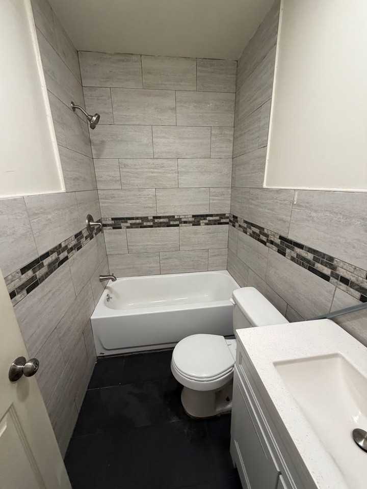 942 Washington St - Photo 2 of 4