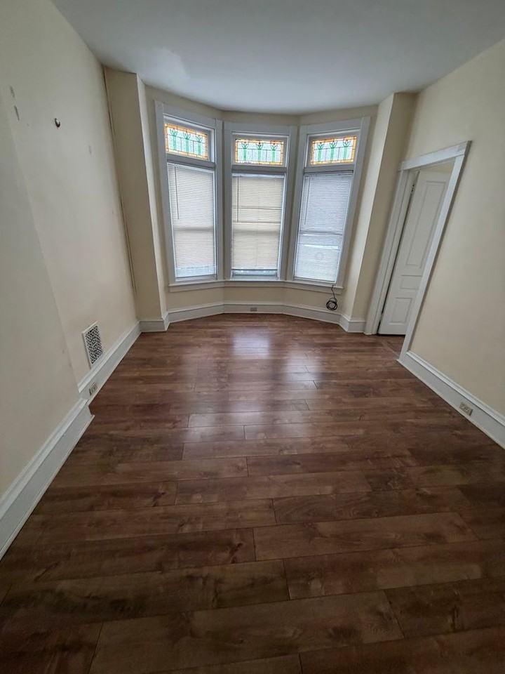 942 Washington St - Photo 3 of 4