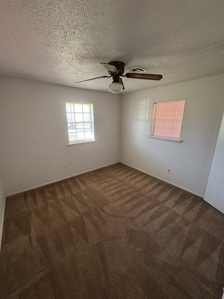 916 Howard St - Photo 3 of 11