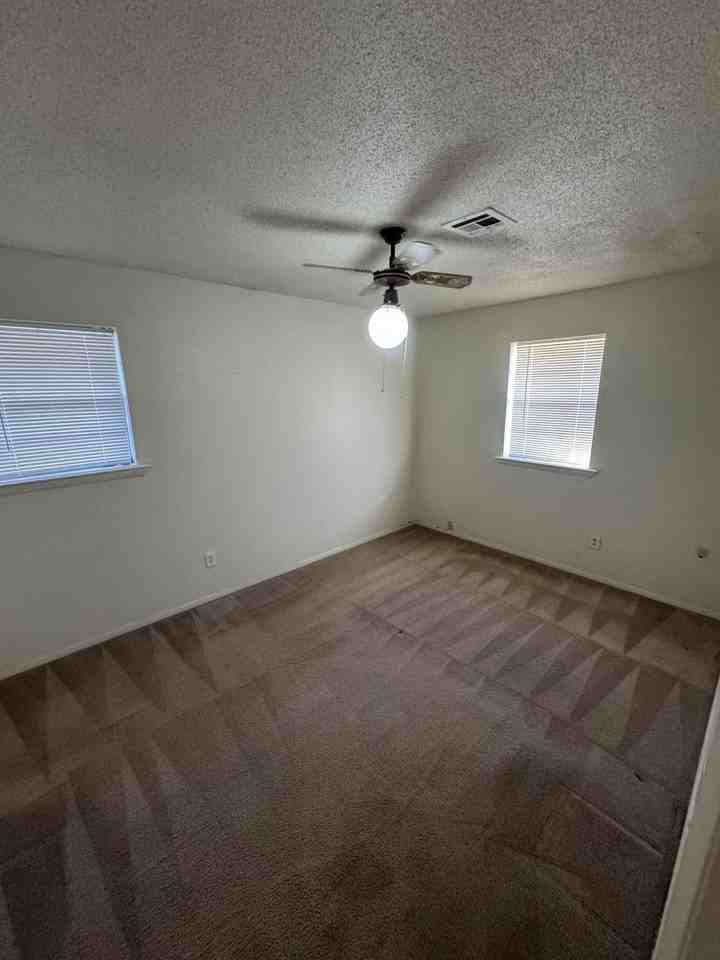 916 Howard St - Photo 4 of 11