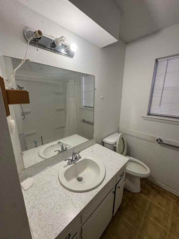 916 Howard St - Photo 7 of 11