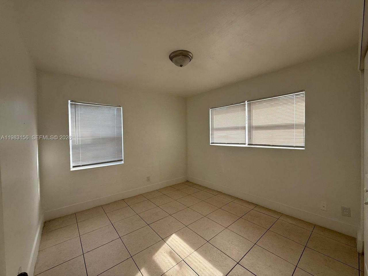 1513 Nw 15th Ave - Photo 3 of 16