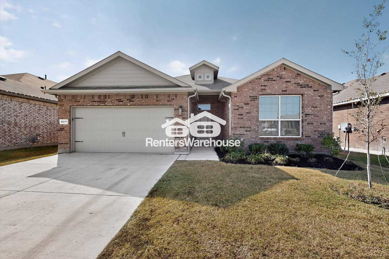 8517 Centerboard Ln - Photo 4 of 44
