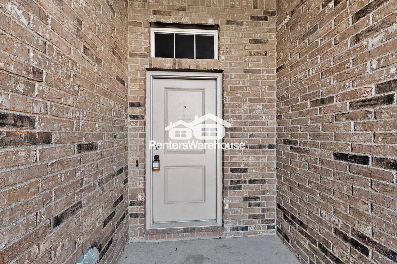 8517 Centerboard Ln - Photo 5 of 44
