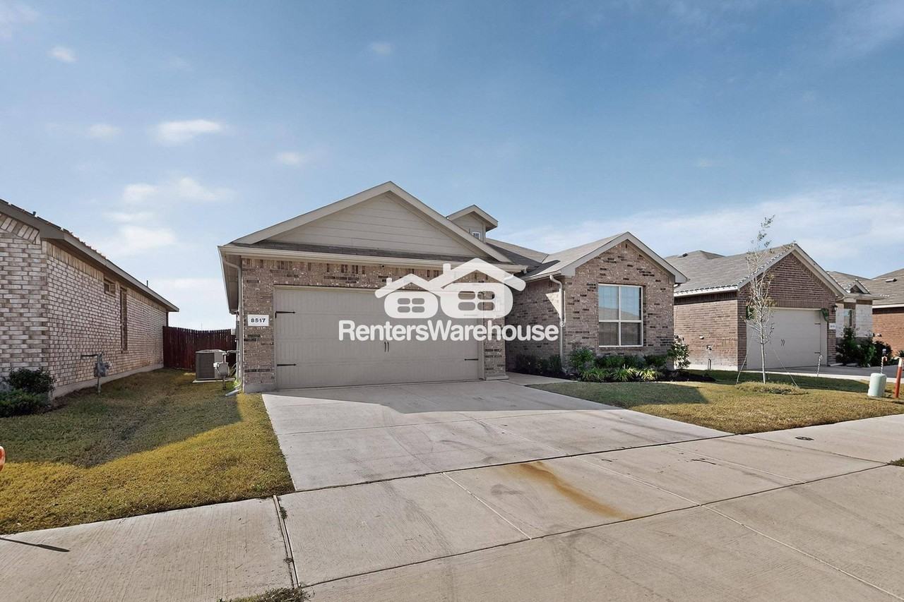8517 Centerboard Ln - Photo 6 of 44