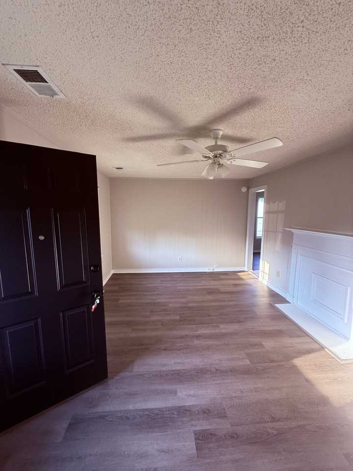 724 Mcarthur Blvd #1 - Photo 3 of 11