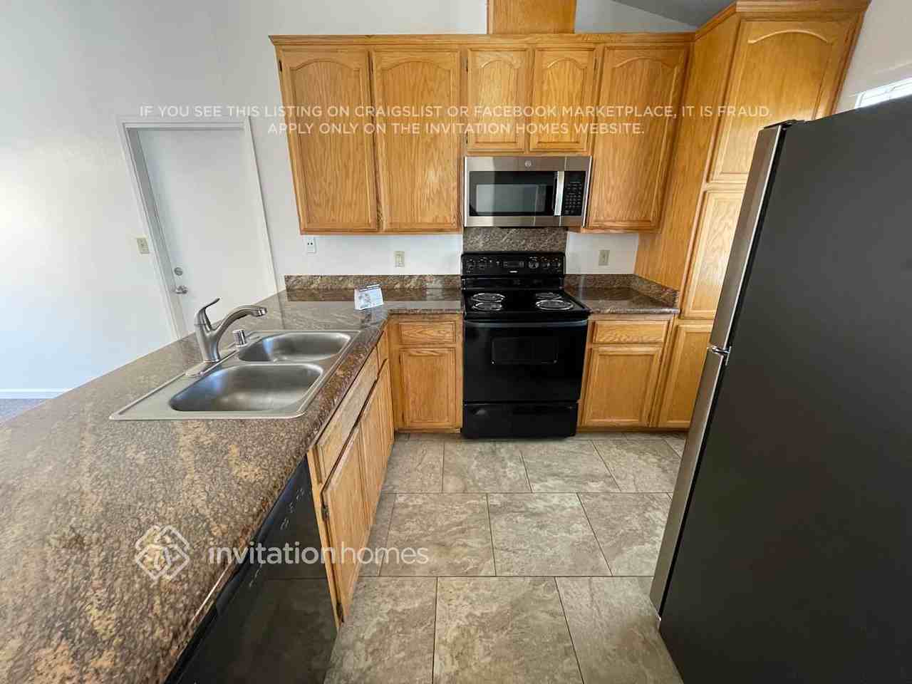 1144 La Mesa St - Photo 5 of 20