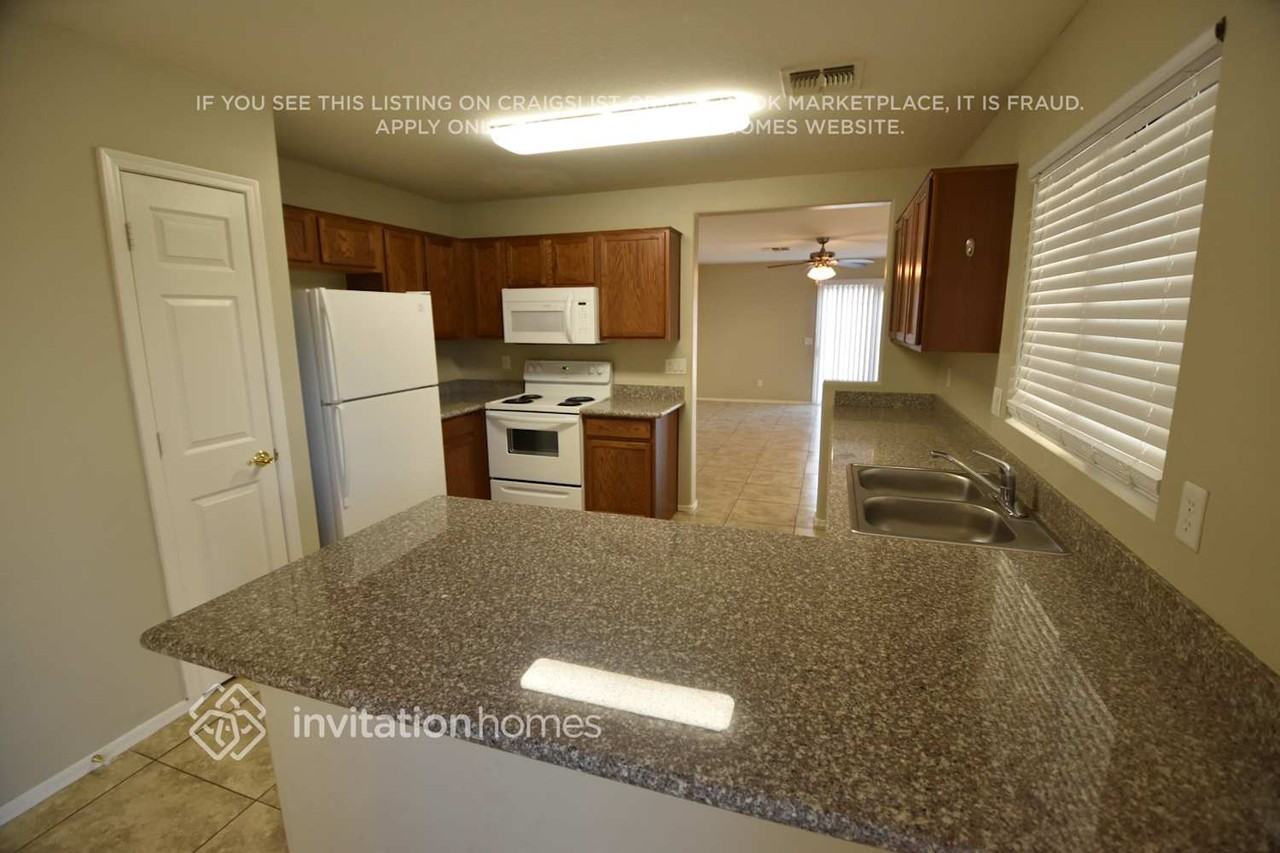 12470 W Redfield Rd - Photo 4 of 16