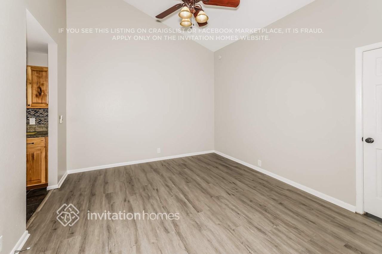 7125 W Laurel Ln - Photo 3 of 16