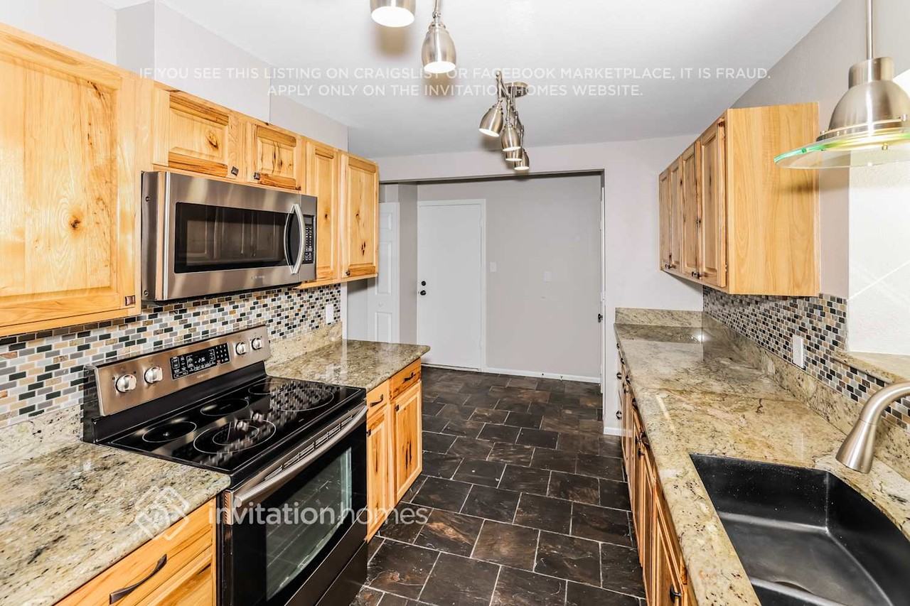 7125 W Laurel Ln - Photo 4 of 16