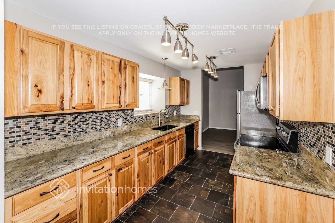 7125 W Laurel Ln - Photo 5 of 16