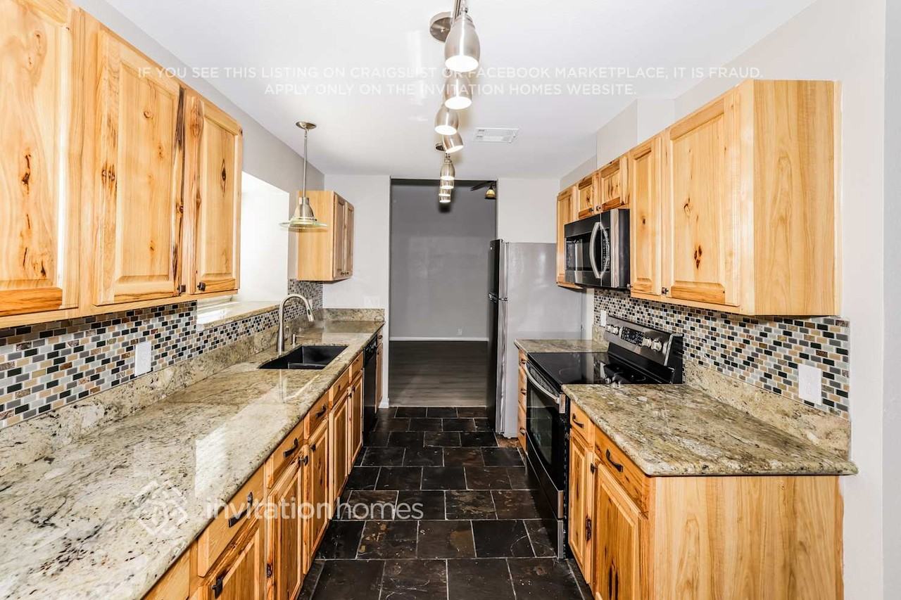 7125 W Laurel Ln - Photo 6 of 16