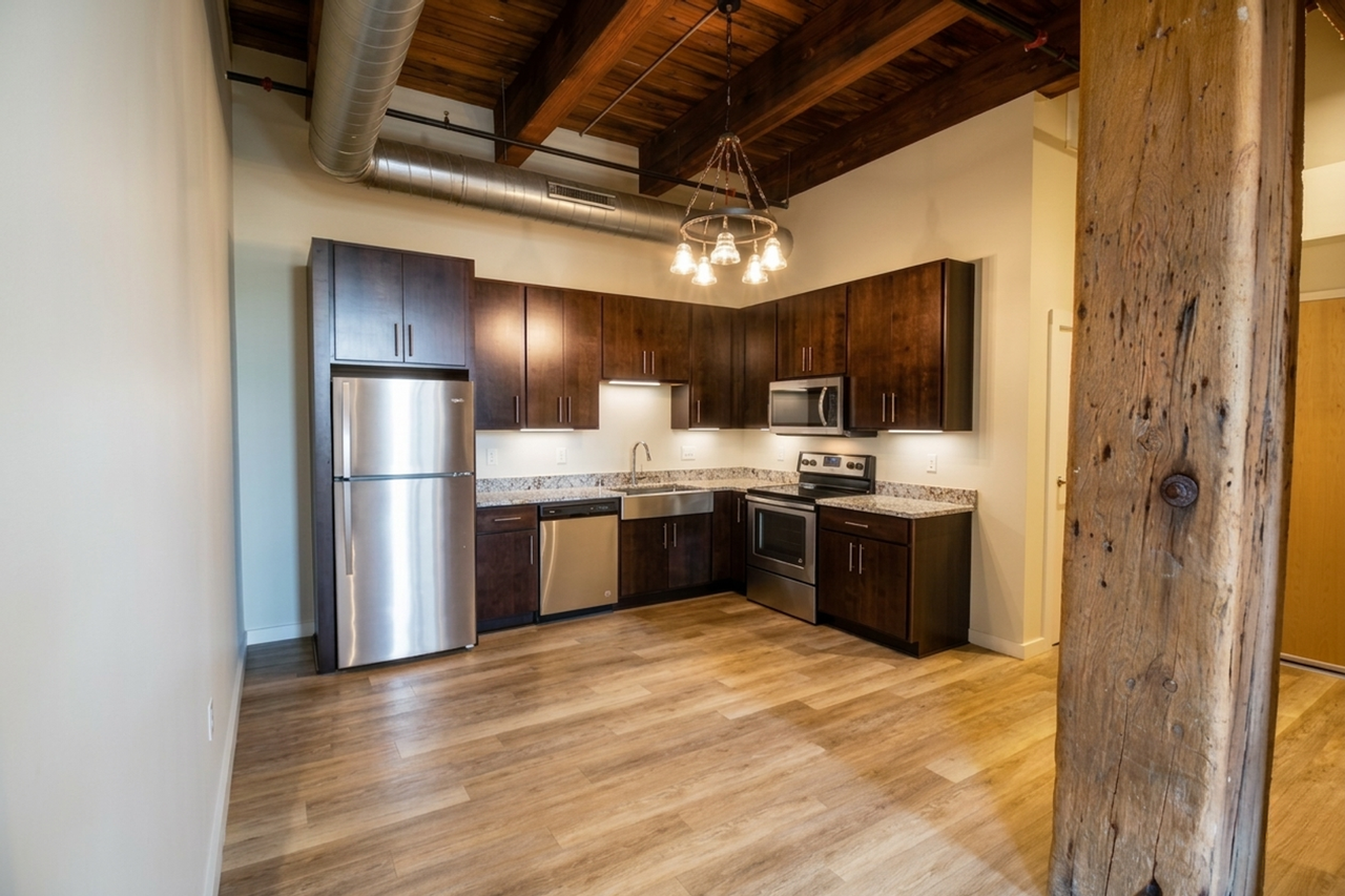 Docks Building - Photo 4 of 33