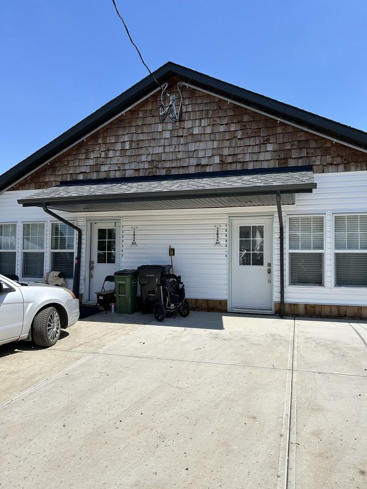 12034 41 St Nw - Photo 2 of 10