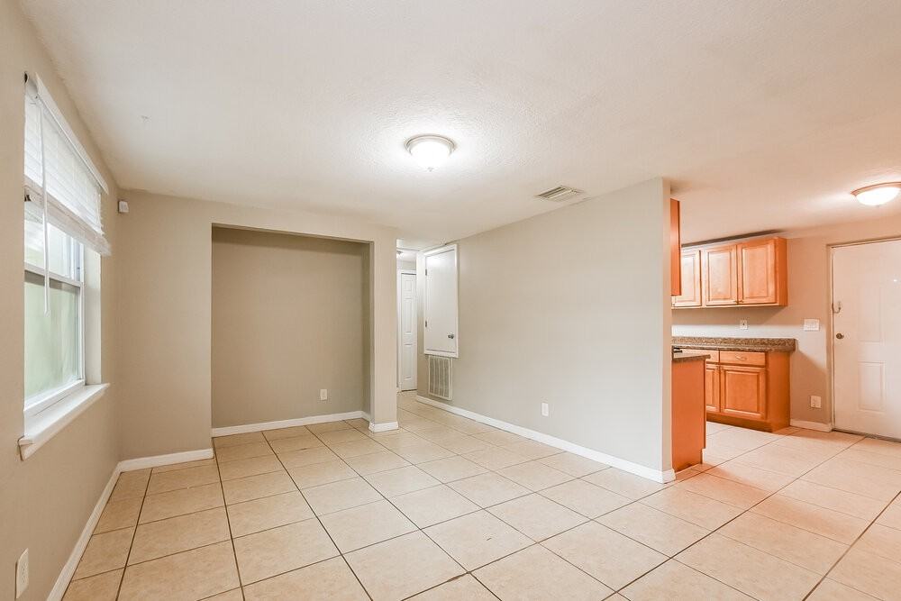 302 Spring Lake Cir - Photo 3 of 16