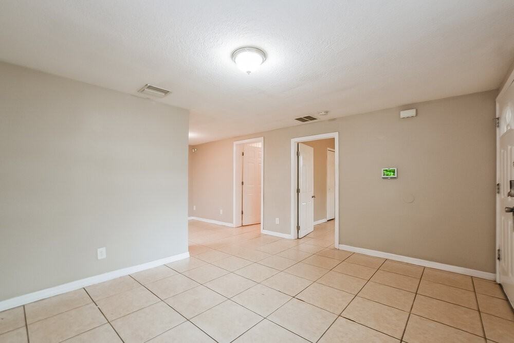 302 Spring Lake Cir - Photo 4 of 16