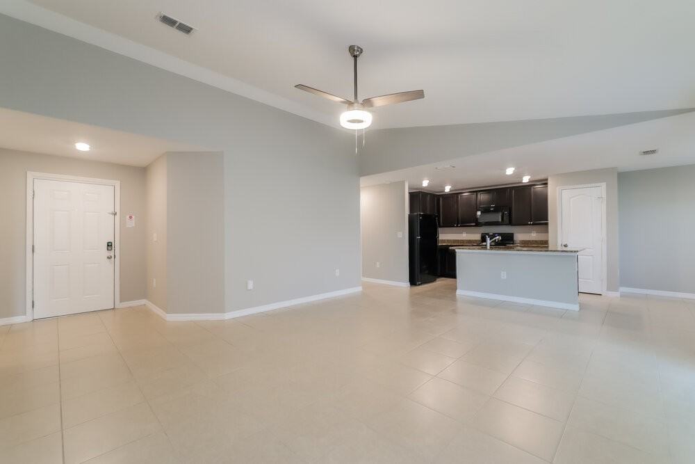 246 Hyacinth Ct - Photo 5 of 19