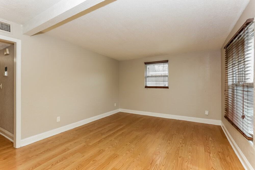 1458 W 19th St - Photo 6 of 19