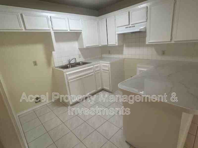 2805 N 31st St #C - Photo 3 of 10