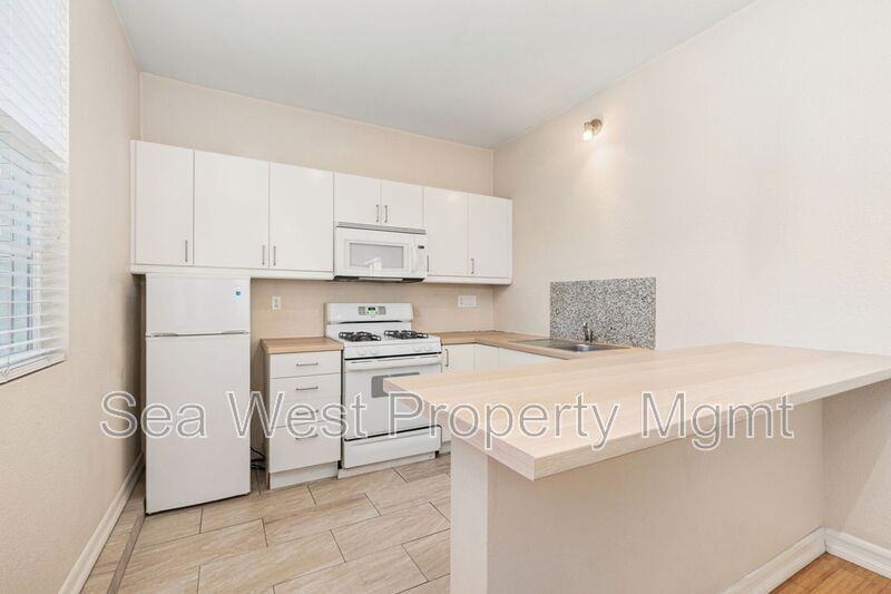 208 Sanford St - Photo 3 of 8