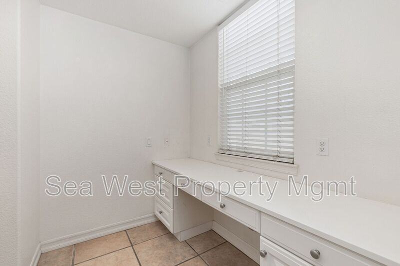 208 Sanford St - Photo 5 of 8