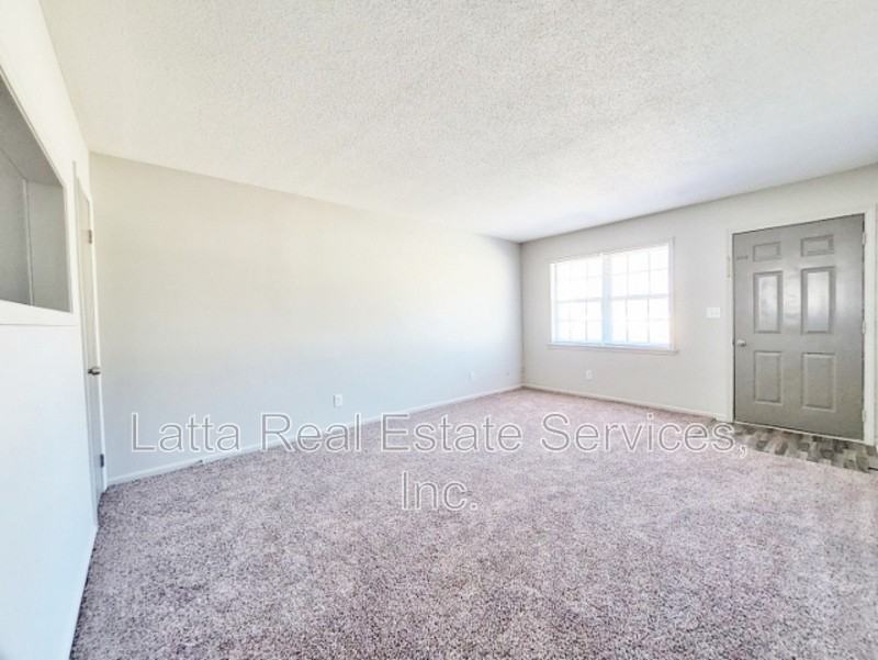 407 W 30th St - Photo 2 of 7