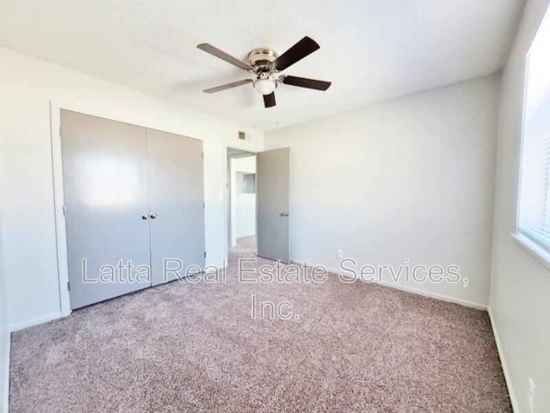 407 W 30th St - Photo 5 of 7