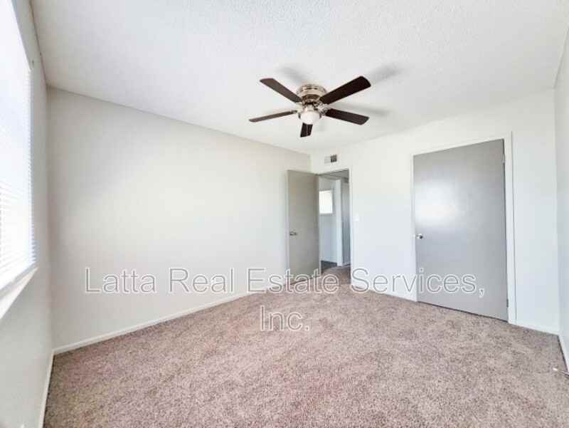 407 W 30th St - Photo 6 of 7