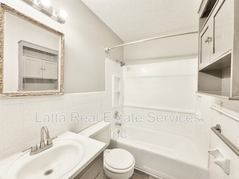 407 W 30th St - Photo 7 of 7