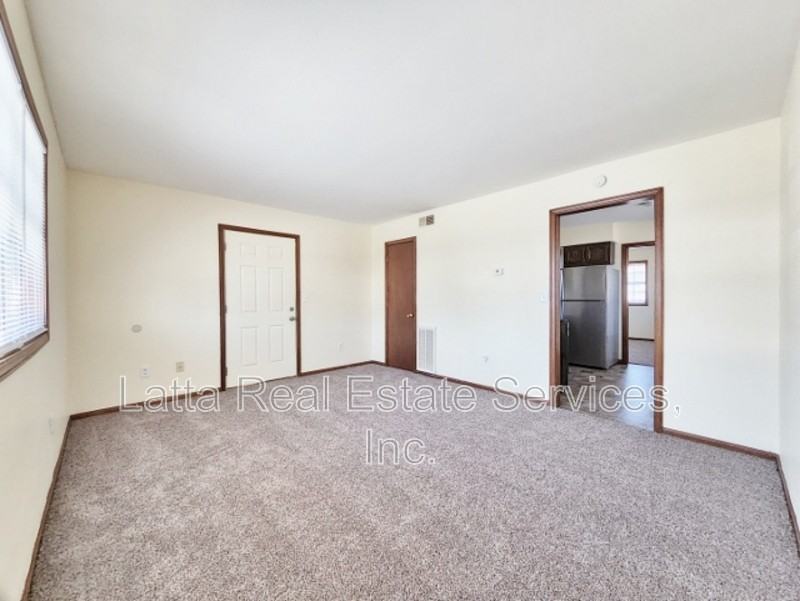 402 W 31st St - Photo 3 of 8