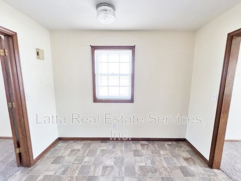 402 W 31st St - Photo 4 of 8