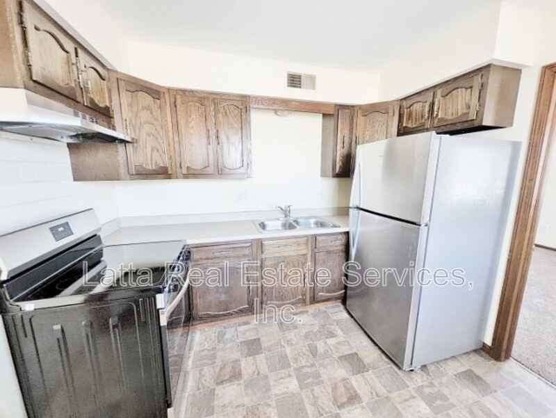 402 W 31st St - Photo 5 of 8