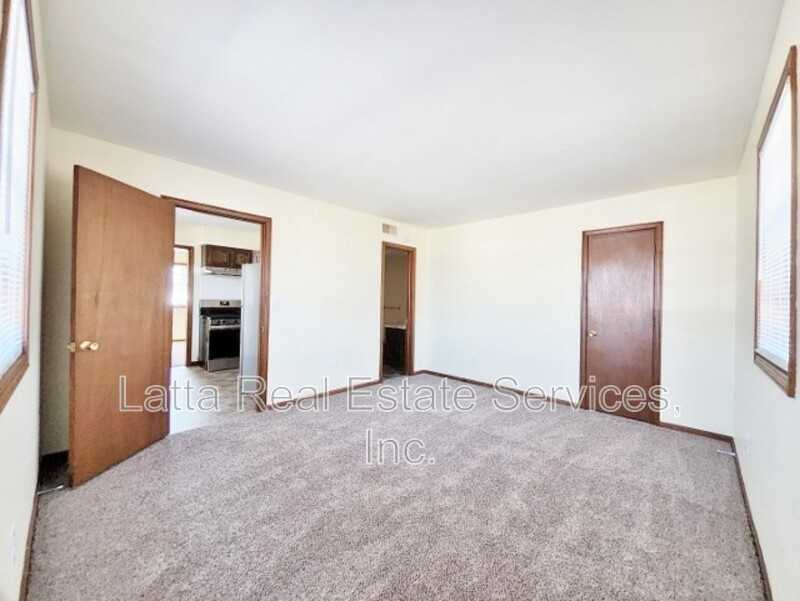 402 W 31st St - Photo 6 of 8