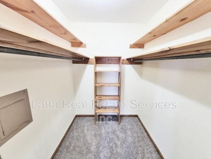 402 W 31st St - Photo 7 of 8