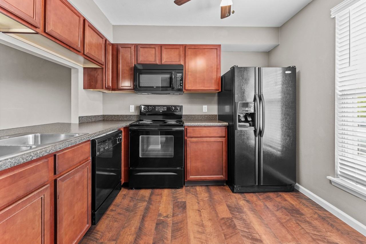 1943 Greenpoint Drive - Photo 3 of 6