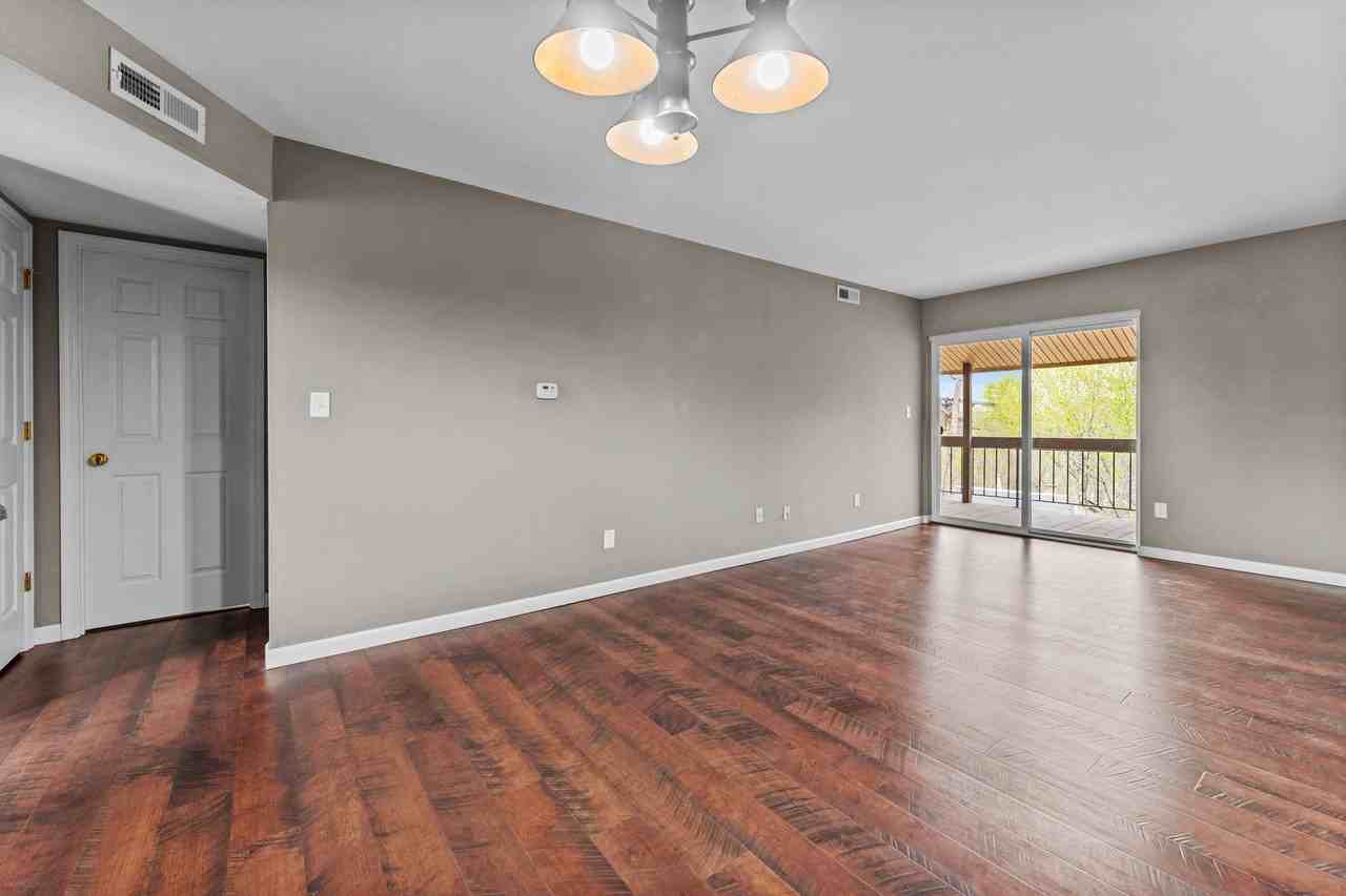 1943 Greenpoint Drive - Photo 4 of 6