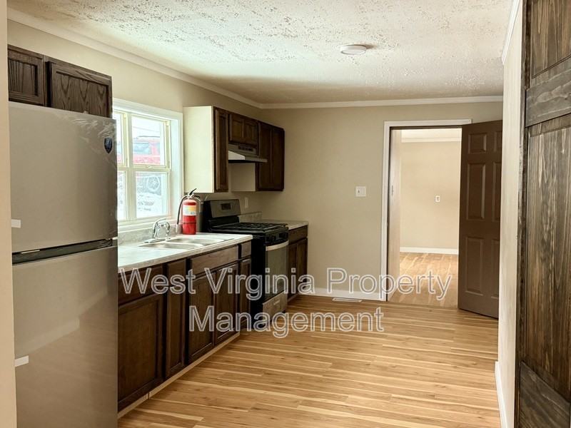 172 Sullivan Rd - Photo 4 of 19