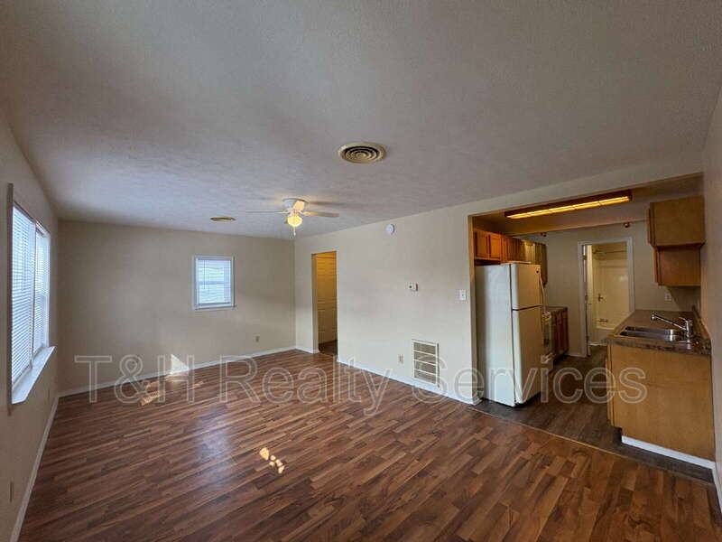 609 1/2 Crystal St - Photo 4 of 18