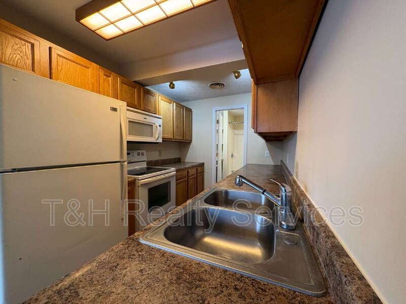 609 1/2 Crystal St - Photo 5 of 18