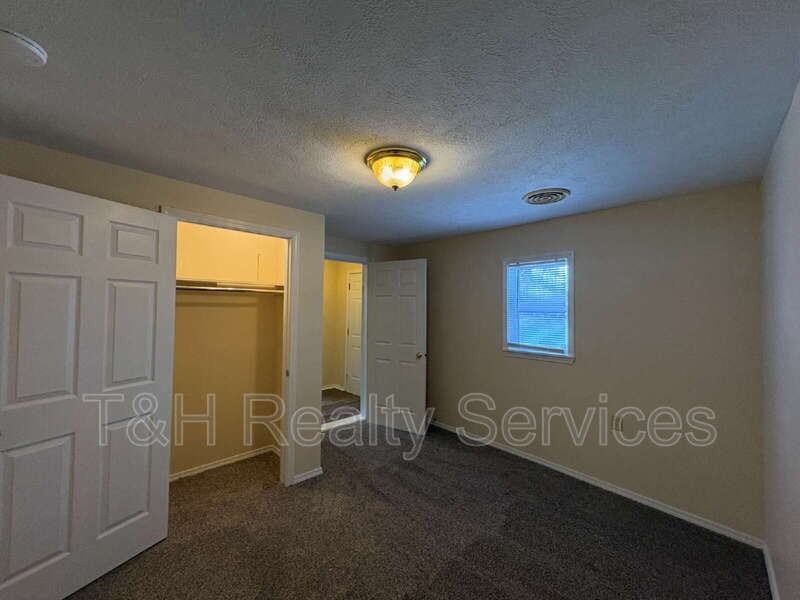 609 1/2 Crystal St - Photo 7 of 18