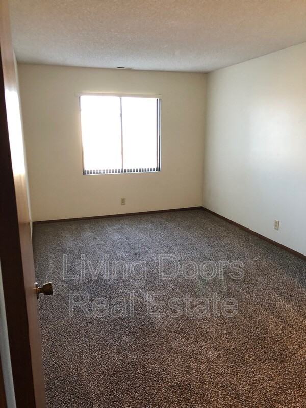 1935 N Lincoln Ave #102 - Photo 5 of 8