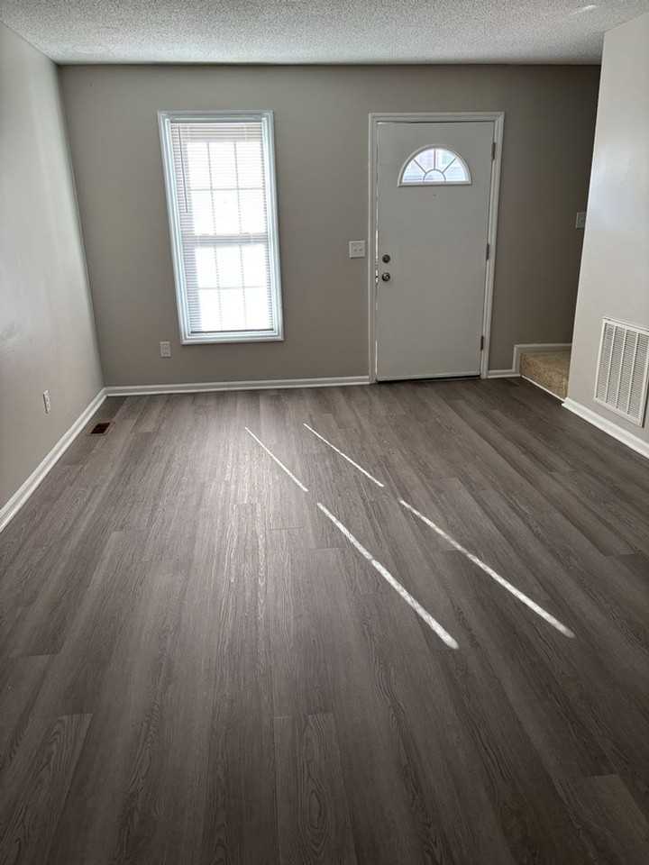 7 Londonderry Sq - Photo 2 of 8