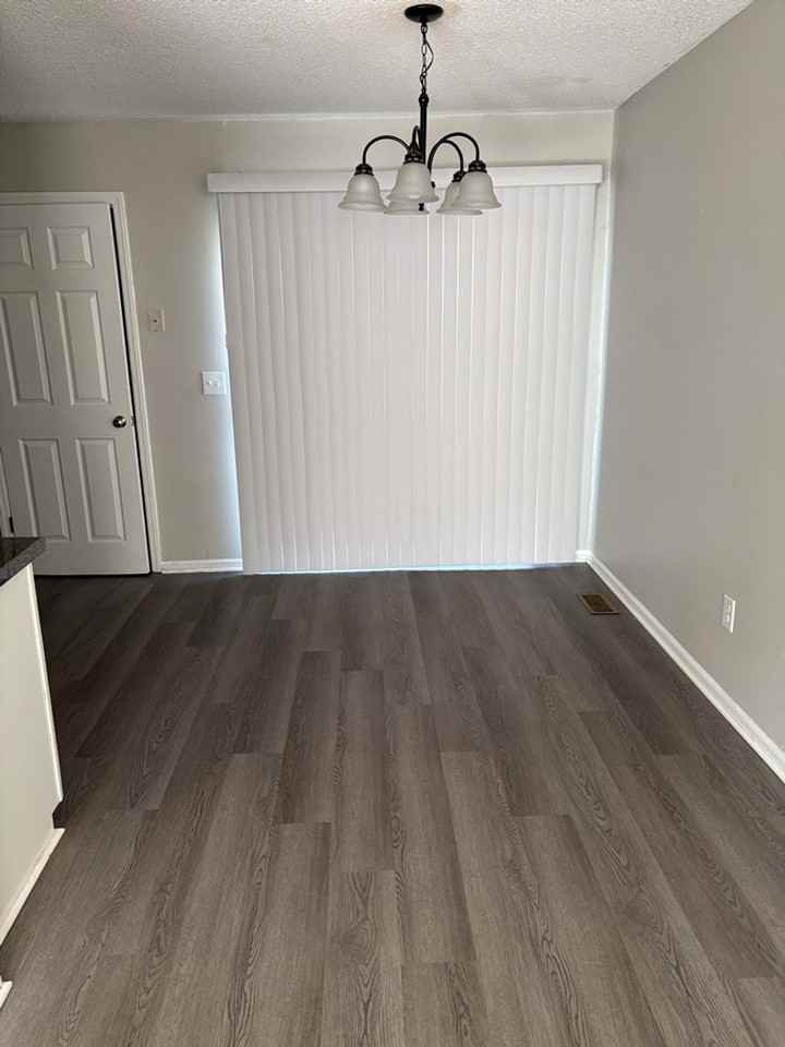 7 Londonderry Sq - Photo 3 of 8