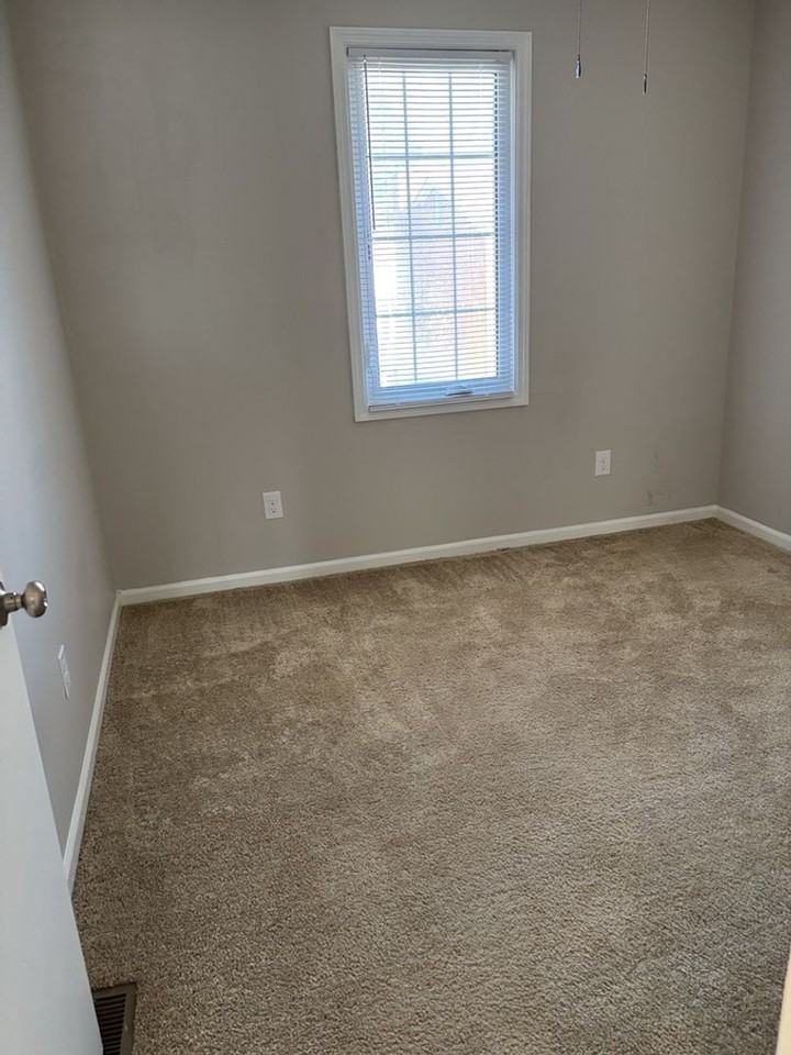 7 Londonderry Sq - Photo 6 of 8