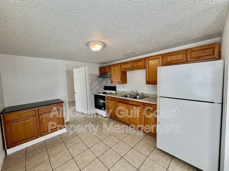 910 61st Ave E - Photo 3 of 9