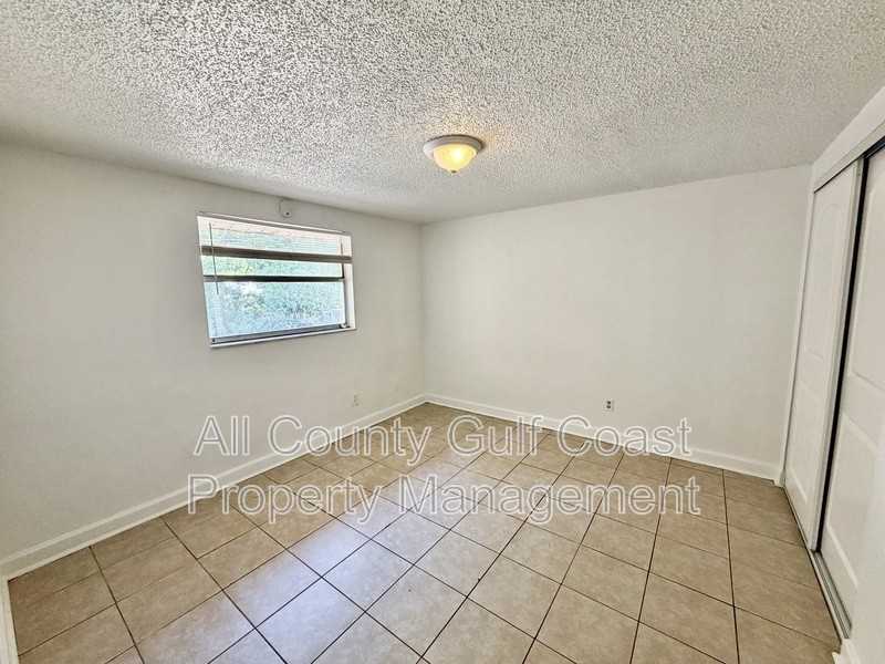 910 61st Ave E - Photo 6 of 9