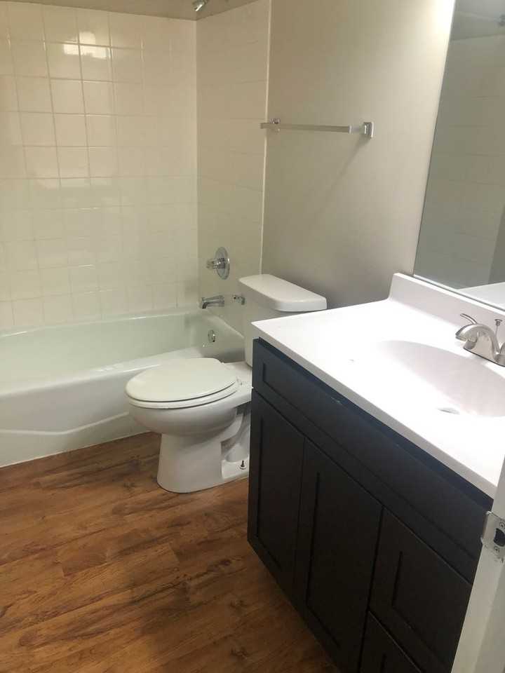 1047 Scarborough Ct - Photo 6 of 11