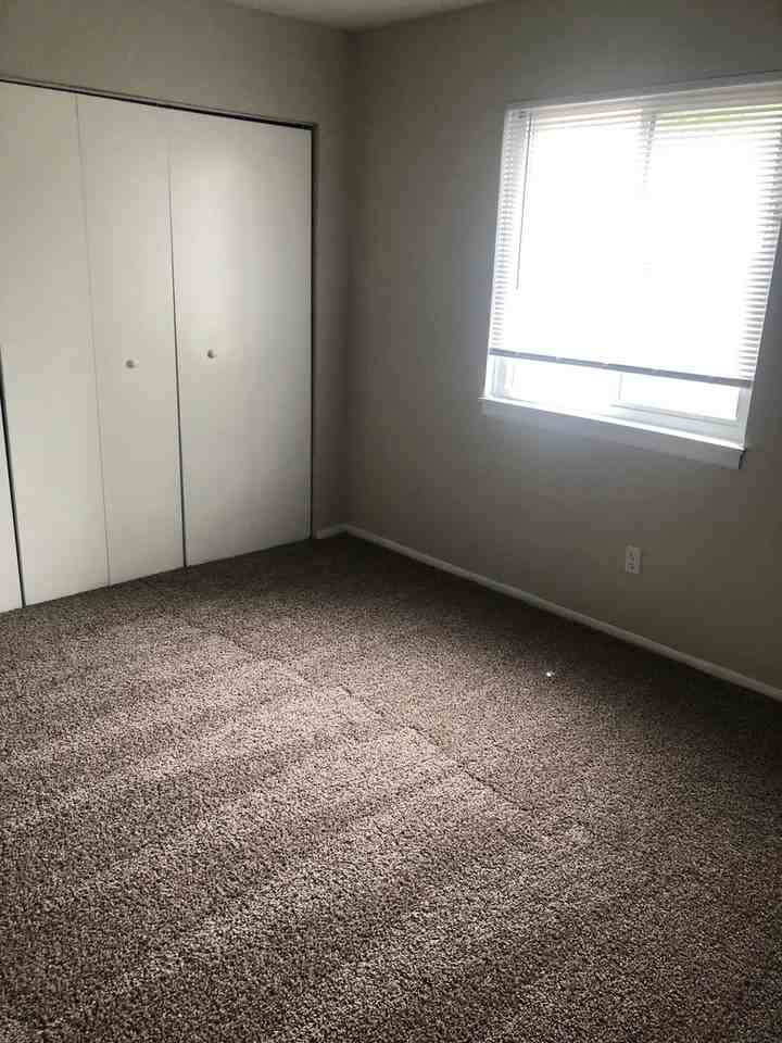 1047 Scarborough Ct - Photo 7 of 11