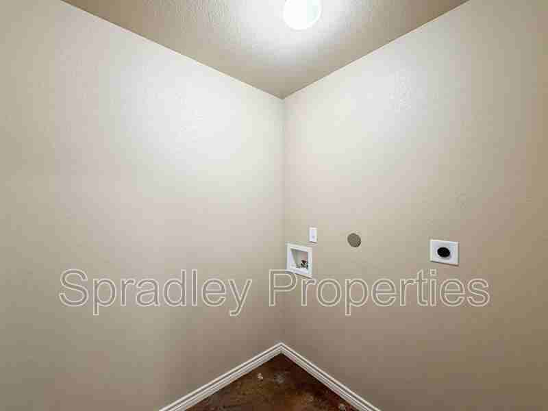 725 Laila Ln - Photo 4 of 13