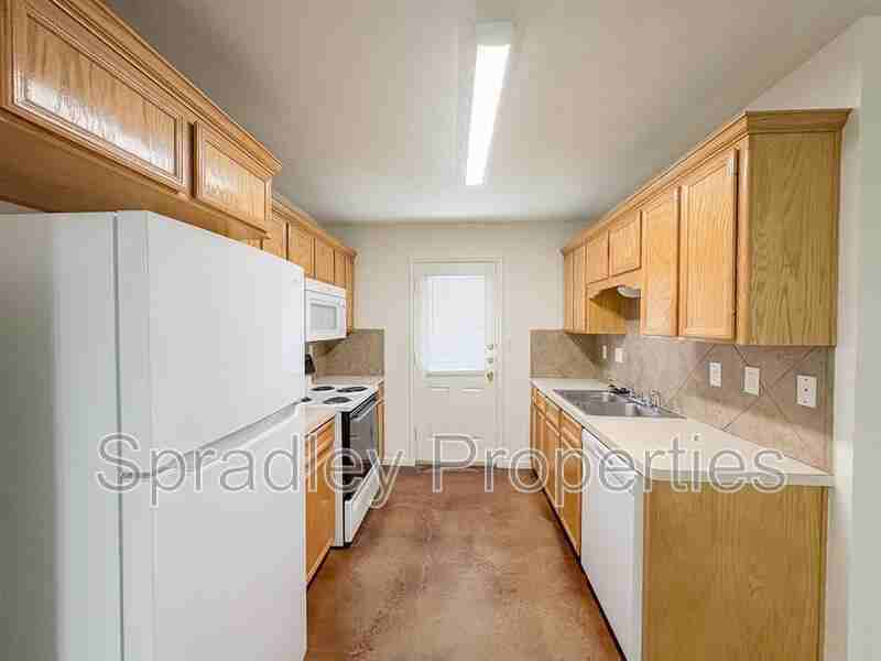 5504 Luxor Dr Apt B - Photo 3 of 13